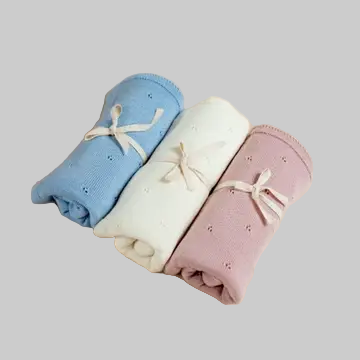 Luxuriös weiche Babydecke aus 100 % Merinowolle – temperaturausgleichend, hypoallergen und atmungsaktiv. Ideal für Kinderwagen, Babybett oder zum Pucken. Gefertigt in Europa mit Liebe, Verantwortung und Sinn für Nachhaltigkeit. Farben: Rosa, gebrochenes Weiß und Hellblau.