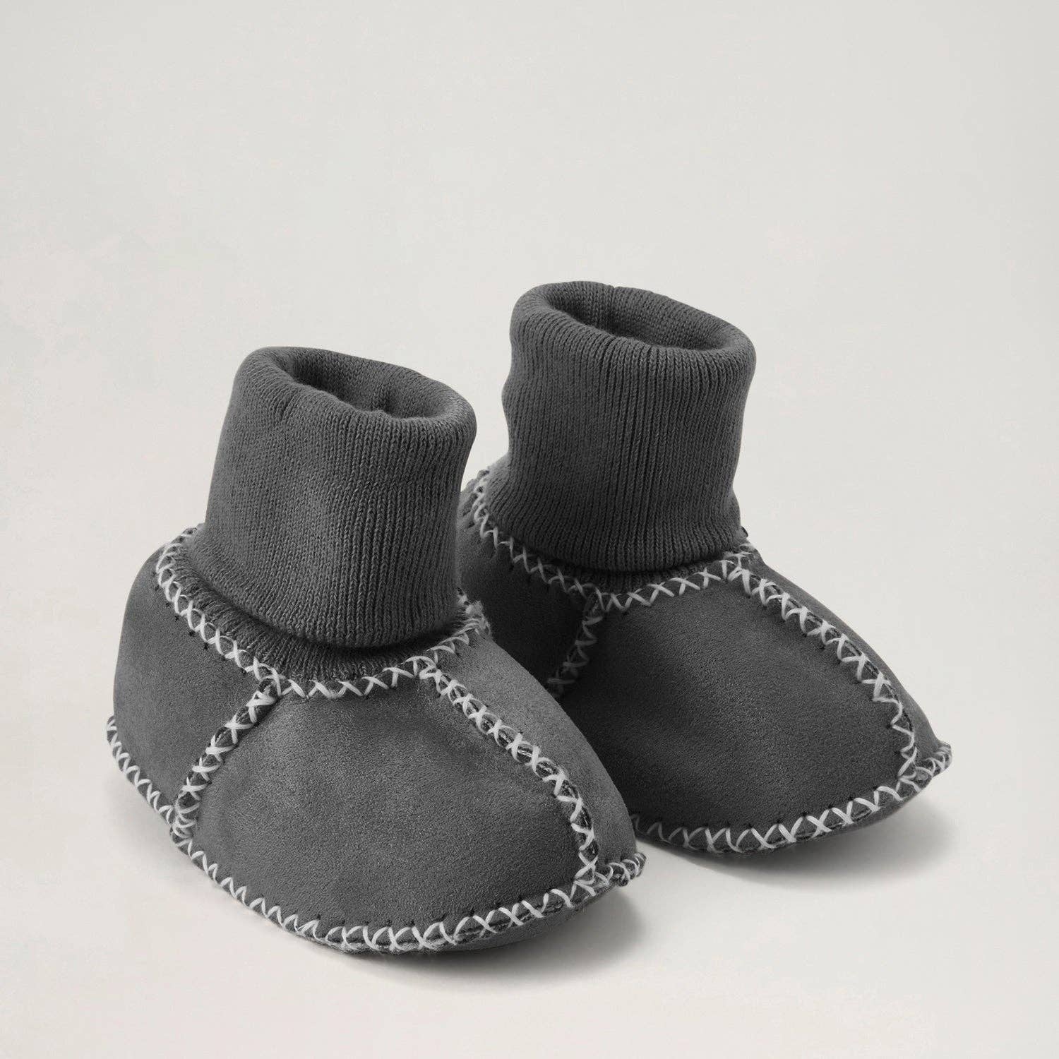 Gemütliche BabyMocs in Grau - geeignet für jede Jahreszeit