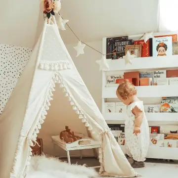 Boho Tipi Kinderzelt und Spielmatte (optional) mit PomPoms, mit stabilen, langlebigen Holzstäben; Stoff aus zertifizierter Baumwolle. Handgefertigt aus natürlicher Baumwolle und stabilen Holzstangen, schafft es eine gemütliche Wohlfühloase im Kinderzimmer – zum Träumen, Lesen, Spielen.